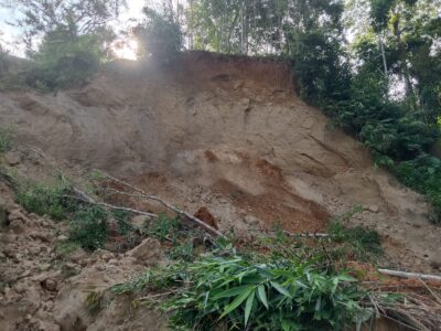 জুড়ীতে টিলা ধস, মুহূর্তেই বিধ্বস্ত গোয়ালঘর, অল্পের জন্য রক্ষা গবাদিপশু - Surma Times | Sylhet News