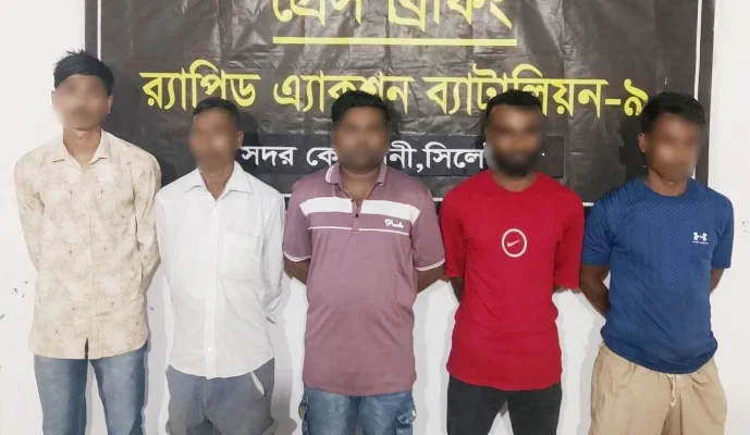 গোয়াইনঘাটে র্যাব-৯-এর অনলাইন জুয়া সিন্ডিকেটের পাচ সদস্য পাকড়াও 1 গোয়াইনঘাটে র্যাব-৯-এর অনলাইন জুয়া সিন্ডিকেটের পাচ সদস্য পাকড়াও - Surma Times | Sylhet News