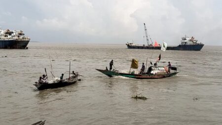 তুরাগে নৌকায় মিছিল, ধাওয়া খেয়ে নদীতে ঝাঁপ, দুই যুবকের মৃত্যু ঘিরে ধোঁয়াশা - Surma Times | Sylhet News