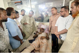 সন্ত্রাসী হামলায় আহত বিএনপি নেতা ফাত্তাহর শয্যাপাশে ইমদাদ চৌধুরী, তীব্র নিন্দা 20 সন্ত্রাসী হামলায় আহত বিএনপি নেতা ফাত্তাহর শয্যাপাশে ইমদাদ চৌধুরী, তীব্র নিন্দা - Surma Times | Sylhet News