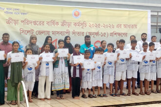 সিলেটে মাসব্যাপী সাঁতার প্রশিক্ষণ শেষ, নতুন প্রতিভাদের হাতে সনদ - Surma Times | Sylhet News