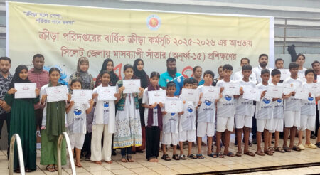 সিলেটে মাসব্যাপী সাঁতার প্রশিক্ষণ শেষ, নতুন প্রতিভাদের হাতে সনদ - Surma Times | Sylhet News