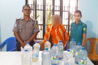 দক্ষিণ সুরমায় বাড়িতে মদের আস্তানা, ২২ লিটার চোলাইসহ নারী আটক 20 দক্ষিণ সুরমায় বাড়িতে মদের আস্তানা, ২২ লিটার চোলাইসহ নারী আটক - Surma Times | Sylhet News