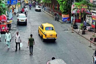 বাংলাদেশিদের জন্য ভারত ভ্রমণ ভিসা চালু, কলকাতার ব্যবসায়ীদের মিষ্টি মিষ্টি বিতরণ - Surma Times | Sylhet News