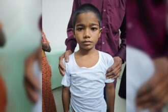 মোবাইল চুরির মিথ্যা অপবাদে এতিম শিশুকে পা বেঁধে ঝুলিয়ে নির্মম নির্যাতন! 14 মোবাইল চুরির মিথ্যা অপবাদে এতিম শিশুকে পা বেঁধে ঝুলিয়ে নির্মম নির্যাতন! - Surma Times | Sylhet News