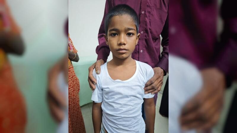 মোবাইল চুরির মিথ্যা অপবাদে এতিম শিশুকে পা বেঁধে ঝুলিয়ে নির্মম নির্যাতন! - Surma Times | Sylhet News