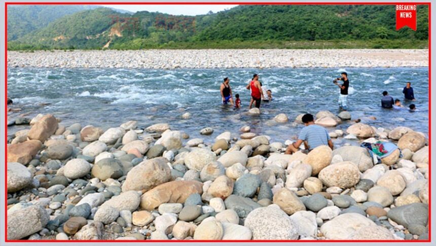 পাহাড়ি ঢল আর টানা বৃষ্টি, সাদাপাথর পর্যটন কেন্দ্র বন্ধ ঘোষণা - Surma Times | Sylhet News
