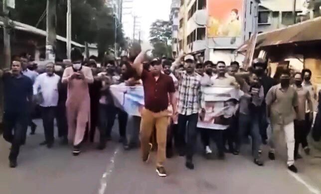 সিলেটে নিষিদ্ধ আ.লীগের ঝটিকা মিছিল, পুলিশের সামনে ‘জয় বাংলা’, আটক ৪ 1 সিলেটে নিষিদ্ধ আ.লীগের ঝটিকা মিছিল, পুলিশের সামনে ‘জয় বাংলা’, আটক ৪ - Surma Times | Sylhet News