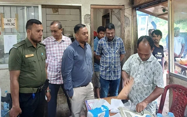 সাতছড়ি উদ্যানে অস্বাস্থ্যকর পরিবেশে খাবার প্রস্তুত, ১০ হাজার টাকা জরিমানা 1 সাতছড়ি উদ্যানে অস্বাস্থ্যকর পরিবেশে খাবার প্রস্তুত, ১০ হাজার টাকা জরিমানা - Surma Times | Sylhet News