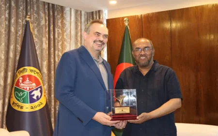 মার্কিন রাষ্ট্রদূতের সিলেট সফরে ঐতিহাসিক স্থাপনা ঘোরা, সাত রঙের চা পান - Surma Times | Sylhet News