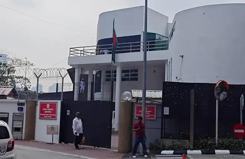 মালয়েশিয়ায় প্রবাসীদের পাসপোর্ট সংকট, মাসের পর মাস ভোগান্তি - Surma Times | Sylhet News