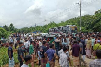 জৈন্তাপুরে বিজিবির জব্দ পাথর ট্রাক থেকে ফেলে দিলেন শ্রমিকরা, -মহাসড়ক অবরুদ্ধ - Surma Times | Sylhet News