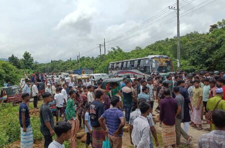 জৈন্তাপুরে বিজিবির জব্দ পাথর ট্রাক থেকে ফেলে দিলেন শ্রমিকরা, দুই ঘণ্টা অবরুদ্ধ সিলেট-তামাবিল মহাসড়ক - Surma Times | Sylhet News