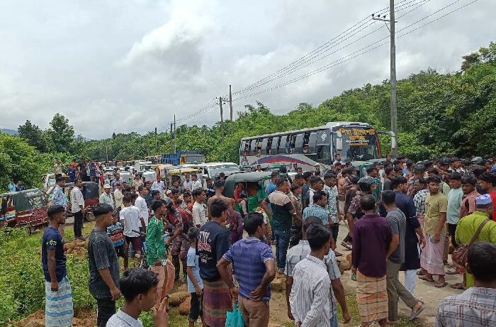 জৈন্তাপুরে বিজিবির জব্দ পাথর ট্রাক থেকে ফেলে দিলেন শ্রমিকরা, -মহাসড়ক অবরুদ্ধ 1 জৈন্তাপুরে বিজিবির জব্দ পাথর ট্রাক থেকে ফেলে দিলেন শ্রমিকরা, -মহাসড়ক অবরুদ্ধ - Surma Times | Sylhet News