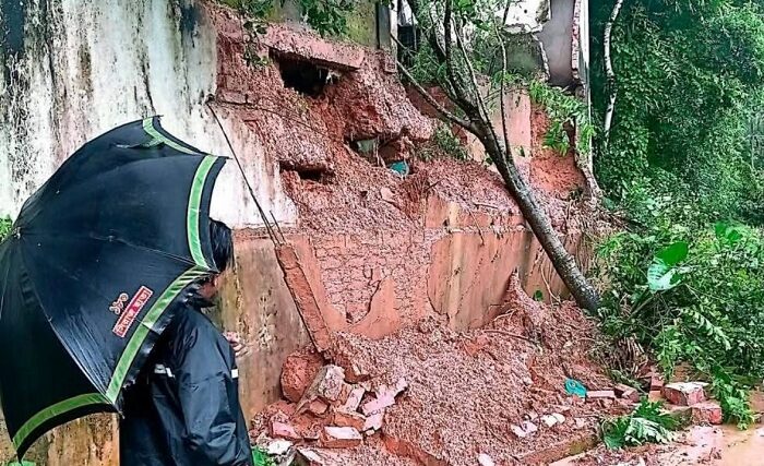 সিলেটে টিলা ধসের ঘটনা: গোলাপগঞ্জে ভেঙে পড়ল বাড়ির গার্ডওয়াল 1 সিলেটে টিলা ধসের ঘটনা: গোলাপগঞ্জে ভেঙে পড়ল বাড়ির গার্ডওয়াল - Surma Times | Sylhet News
