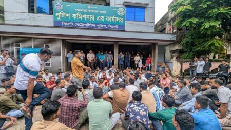 ছাত্রলীগের তৎপরতা বন্ধের দাবিতে এসএমপি কার্যালয়ের সামনে ছাত্রদলের অবস্থান - Surma Times | Sylhet News