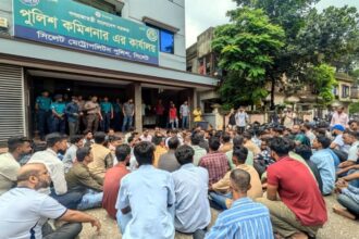 ছাত্রলীগের তৎপরতা বন্ধের দাবিতে এসএমপি কার্যালয়ের সামনে ছাত্রদলের অবস্থান 6 ছাত্রলীগের তৎপরতা বন্ধের দাবিতে এসএমপি কার্যালয়ের সামনে ছাত্রদলের অবস্থান - Surma Times | Sylhet News