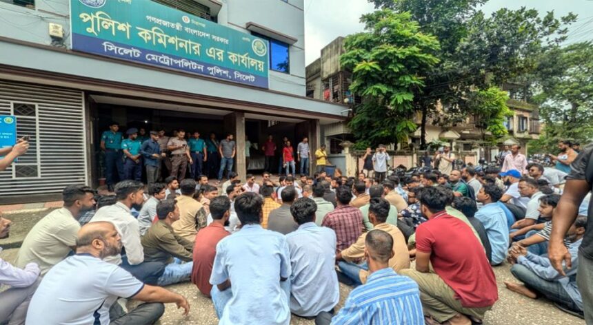 ছাত্রলীগের তৎপরতা বন্ধের দাবিতে এসএমপি কার্যালয়ের সামনে ছাত্রদলের অবস্থান 1 ছাত্রলীগের তৎপরতা বন্ধের দাবিতে এসএমপি কার্যালয়ের সামনে ছাত্রদলের অবস্থান - Surma Times | Sylhet News