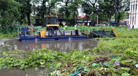 খোজারখলা পুকুরে উদ্ধার অভিযান শুরু, কচুরিপানা অপসারণে সিসিকের উদ্যোগ - Surma Times | Sylhet News