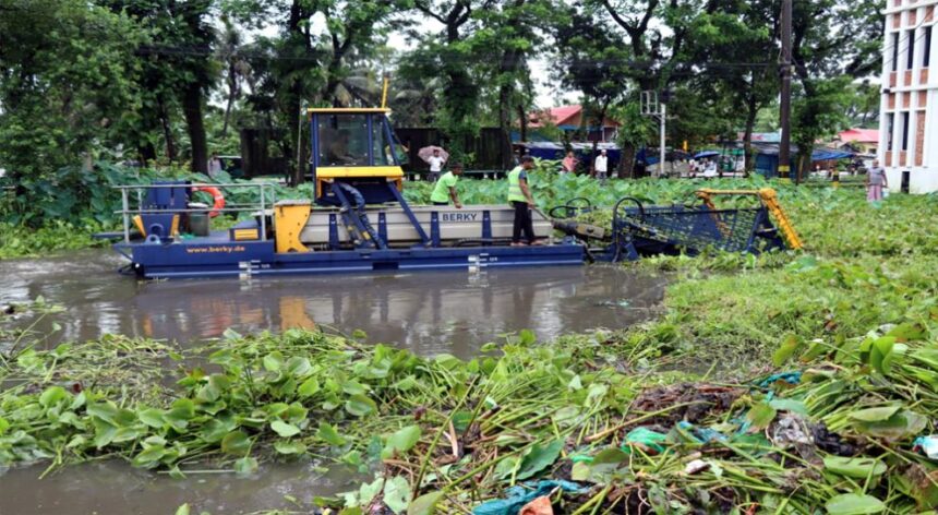 খোজারখলা পুকুরে উদ্ধার অভিযান শুরু, কচুরিপানা অপসারণে সিসিকের উদ্যোগ - Surma Times | Sylhet News