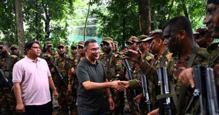 বিস্তীর্ণ জঙ্গলে সেনাবাহিনীর গ্রীষ্মকালীন মহড়া পরিদর্শনে প্রধানমন্ত্রী - Surma Times | Sylhet News
