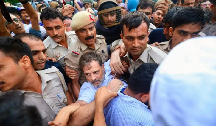 রাহুল-প্রিয়াঙ্কা গান্ধী আটক, প্রশ্নপত্র ফাঁস নিয়ে উত্তাল দিল্লি - Surma Times | Sylhet News