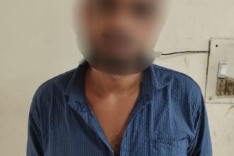 সোনালী ব্যাংক থেকে চুরি হওয়া মোবাইল উদ্ধার, কুখ্যাত মোবাইল চোর গ্রেপ্তার 6 সোনালী ব্যাংক থেকে চুরি হওয়া মোবাইল উদ্ধার, কুখ্যাত মোবাইল চোর গ্রেপ্তার - Surma Times | Sylhet News