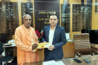 নতুন ডিসির হাতে রথযাত্রার নিমন্ত্রণ তুলে দিলেন মহারাজ 4 নতুন ডিসির হাতে রথযাত্রার নিমন্ত্রণ তুলে দিলেন মহারাজ - Surma Times | Sylhet News