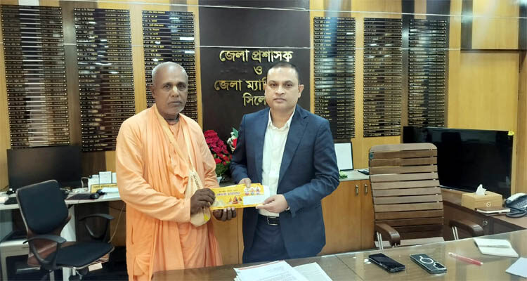 নতুন ডিসির হাতে রথযাত্রার নিমন্ত্রণ তুলে দিলেন মহারাজ 1 নতুন ডিসির হাতে রথযাত্রার নিমন্ত্রণ তুলে দিলেন মহারাজ - Surma Times | Sylhet News