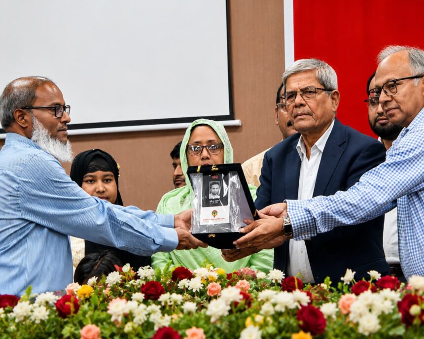 এনইসি’র ‘জুলাই শহীদ সাংবাদিক সম্মাননা’ পেলেন এটিএম তুরাবসহ ৫ পরিবার 1 এনইসি’র ‘জুলাই শহীদ সাংবাদিক সম্মাননা’ পেলেন এটিএম তুরাবসহ ৫ পরিবার - Surma Times | Sylhet News