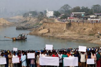 ছাতকে অবৈধ বালু উত্তোলনে হুমকিতে বেড়িবাঁধ ও বসতভিটা, মানববন্ধন 12 ছাতকে অবৈধ বালু উত্তোলনে হুমকিতে বেড়িবাঁধ ও বসতভিটা, মানববন্ধন - Surma Times | Sylhet News