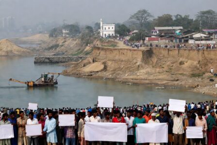 ছাতকে অবৈধ বালু উত্তোলনে হুমকিতে বেড়িবাঁধ ও বসতভিটা, মানববন্ধন - Surma Times | Sylhet News