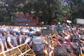 লং মার্চ ঘিরে সচিবালয়মুখী সড়কে পুলিশের ব্যারিকেড, শিক্ষা মন্ত্রণালয়ের সামনে শিক্ষার্থীদের অবস্থান 26 লং মার্চ ঘিরে সচিবালয়মুখী সড়কে পুলিশের ব্যারিকেড, শিক্ষা মন্ত্রণালয়ের সামনে শিক্ষার্থীদের অবস্থান - Surma Times | Sylhet News