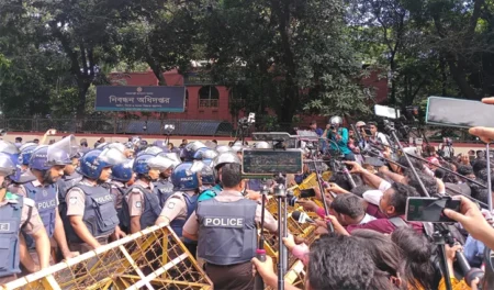 লং মার্চ ঘিরে সচিবালয়মুখী সড়কে পুলিশের ব্যারিকেড, শিক্ষা মন্ত্রণালয়ের সামনে শিক্ষার্থীদের অবস্থান - Surma Times | Sylhet News