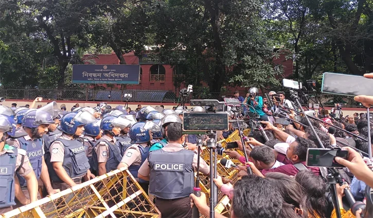 লং মার্চ ঘিরে সচিবালয়মুখী সড়কে পুলিশের ব্যারিকেড, শিক্ষা মন্ত্রণালয়ের সামনে শিক্ষার্থীদের অবস্থান - Surma Times | Sylhet News