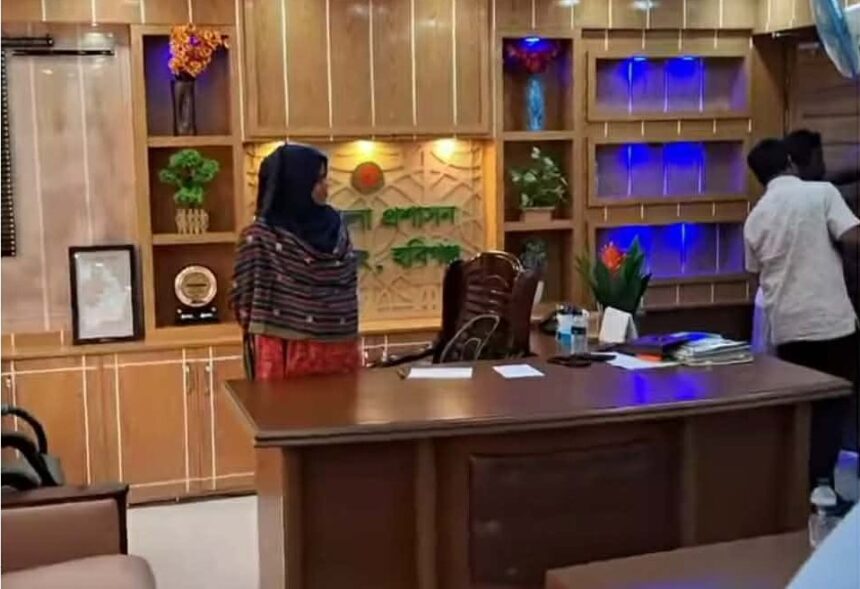 বানিয়াচংয়ে ফ্যামিলি কার্ডের নিয়োগ ঘিরে বিক্ষোভ, ইউএনও কার্যালয়ে হামলা - Surma Times | Sylhet News