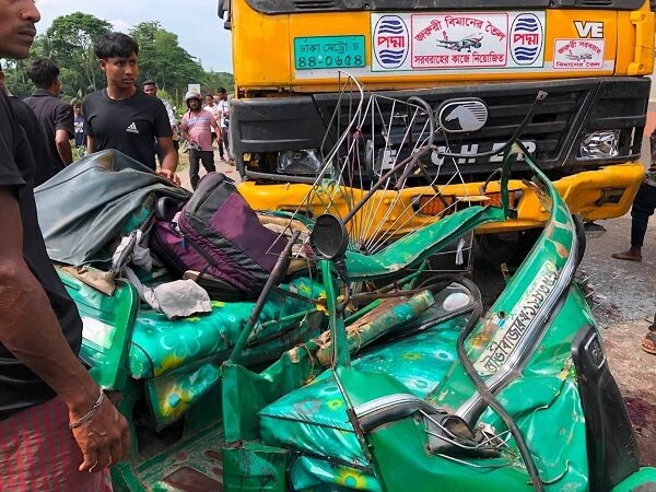 এবার ওসমানীনগরে ট্রাক-অটোরিকশা সংঘর্ষে শিশুসহ ৪ জন নিহত - Surma Times | Sylhet News