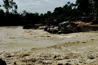 দেড় মাসে একই স্থানে ফের ভাঙল খোয়াই নদীর বাঁধ, প্লাবিত ১০ গ্রাম 4 দেড় মাসে একই স্থানে ফের ভাঙল খোয়াই নদীর বাঁধ, প্লাবিত ১০ গ্রাম - Surma Times | Sylhet News