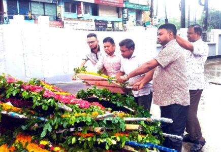 জুলাই স্মৃতিস্তম্ভে সিলেট অনলাইন প্রেসক্লাবের শ্রদ্ধা নিবেদন - Surma Times | Sylhet News