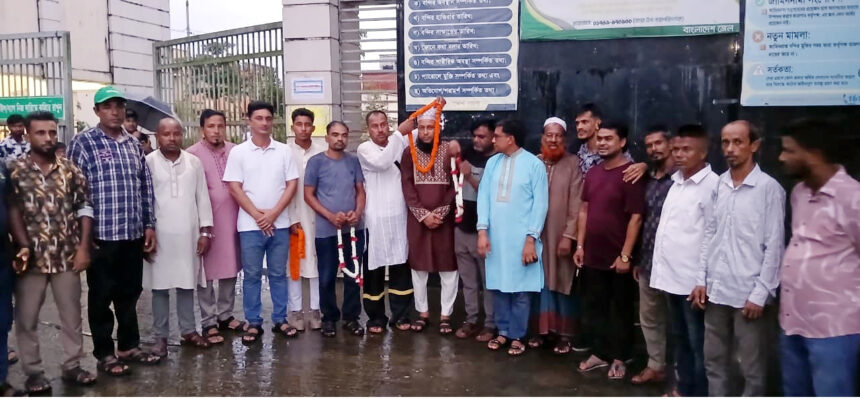 জামিনে মুক্ত আবুল কালাম মেম্বারকে স্বেচ্ছাসেবক দলের সংবর্ধনা 1 জামিনে মুক্ত আবুল কালাম মেম্বারকে স্বেচ্ছাসেবক দলের সংবর্ধনা - Surma Times | Sylhet News