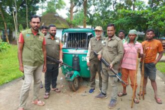 বাহুবলে কাঠ পাচারকালে বনদস্যুদের সঙ্গে বন্দুকযুদ্ধ, কাঠ ও সিএনজি জব্দ 2 বাহুবলে কাঠ পাচারকালে বনদস্যুদের সঙ্গে বন্দুকযুদ্ধ, কাঠ ও সিএনজি জব্দ - Surma Times | Sylhet News