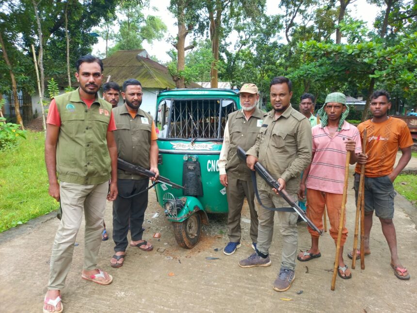বাহুবলে কাঠ পাচারকালে বনদস্যুদের সঙ্গে বন্দুকযুদ্ধ, কাঠ ও সিএনজি জব্দ 1 বাহুবলে কাঠ পাচারকালে বনদস্যুদের সঙ্গে বন্দুকযুদ্ধ, কাঠ ও সিএনজি জব্দ - Surma Times | Sylhet News