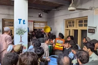 পেশোয়ারে স্কুলের ছাদ ধসে ২৮ শিশুসহ ২৯ জনের মৃ*ত্যু 3 পেশোয়ারে স্কুলের ছাদ ধসে ২৮ শিশুসহ ২৯ জনের মৃ*ত্যু - Surma Times | Sylhet News
