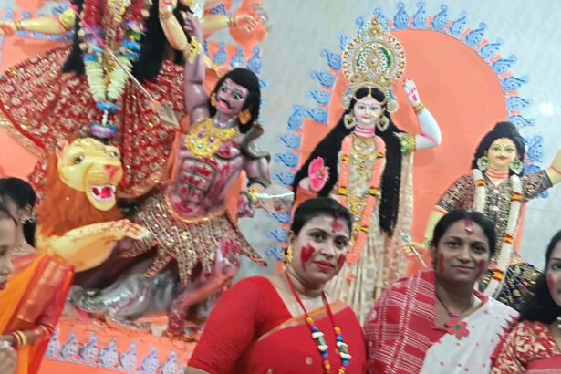 নবীগঞ্জে দুর্গাপ্রতিমা বিসর্জন, শেষ হলো শারদীয় উৎসব 2 নবীগঞ্জে দুর্গাপ্রতিমা বিসর্জন, শেষ হলো শারদীয় উৎসব - Surma Times | Sylhet News